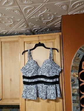 Torrid Black White Print Peplum Underwire Swim Tankini Top Lightly Lined Padded